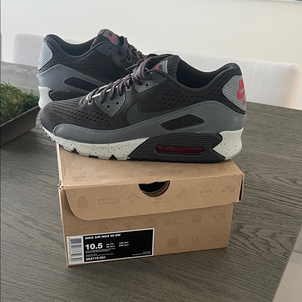 NEW! Nike Air Max 90 EM Black and Gray Sneakers